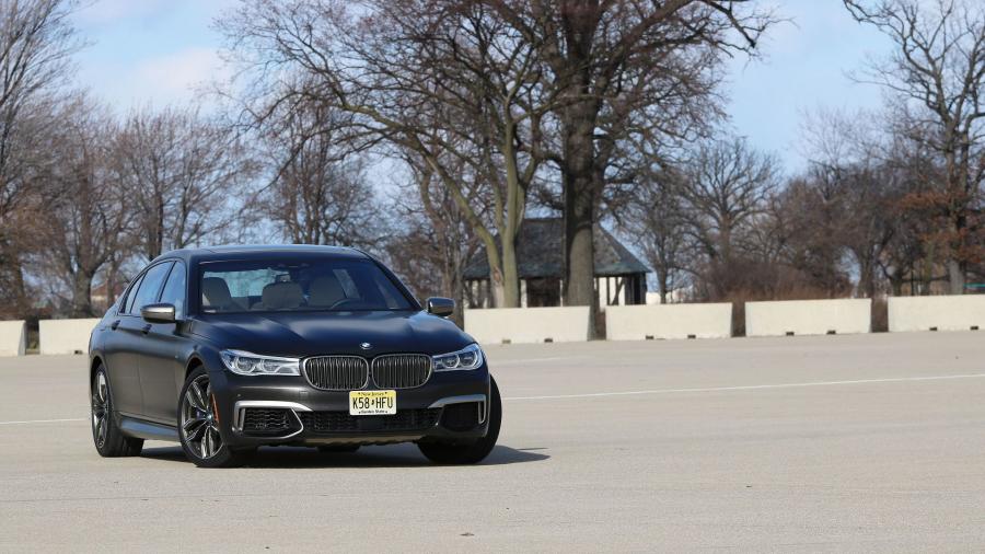  BMW M760i xDrive V12 Excellence 2017 года  (US) (фото 7 из 29)